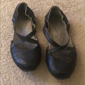 Ahnu Women's Karma Latitude Sandal, black leather